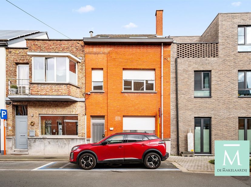 Ruime gezinswoning met 3 slaapkamers, hoge plafonds en zonnige tuin<br />
Bent u op zoek naar een ruime woning die u volledig naar eigen smaak kunt i