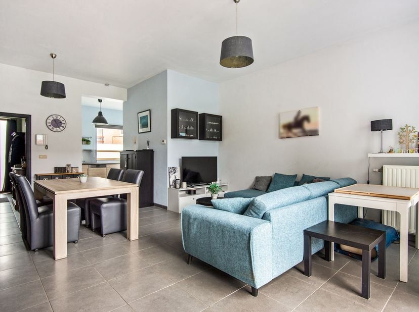 Dit gezellig en instapklaar duplexappartement maakt deel uit van een knap woonproject gelegen in de dorpskern van Opwijk, op wandelafstand van alle wi