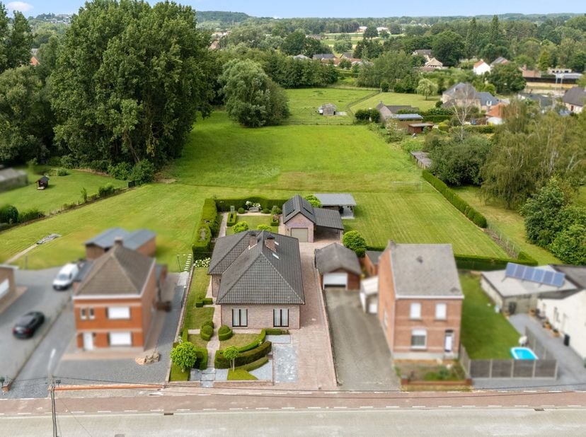 Bent u op zoek naar een mooie woning met achterliggend weiland voor uw paarden of andere dieren? Dan is deze ruime en instapklare woning de ideale opl
