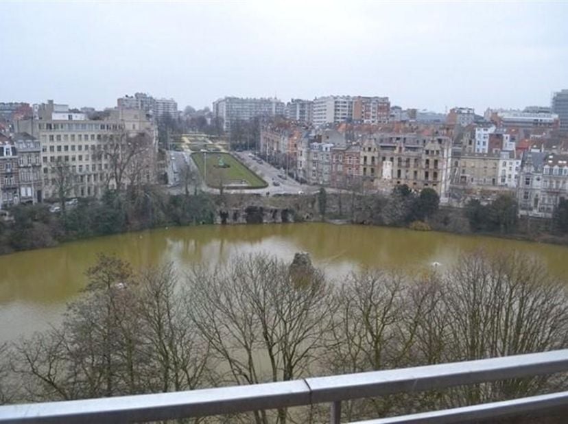 Appartement spacieux et lumineux situé au 10e étage, offrant une vue imprenable sur le square Marie-Louise. Hall d'entrée avec vestiaire et débarras.