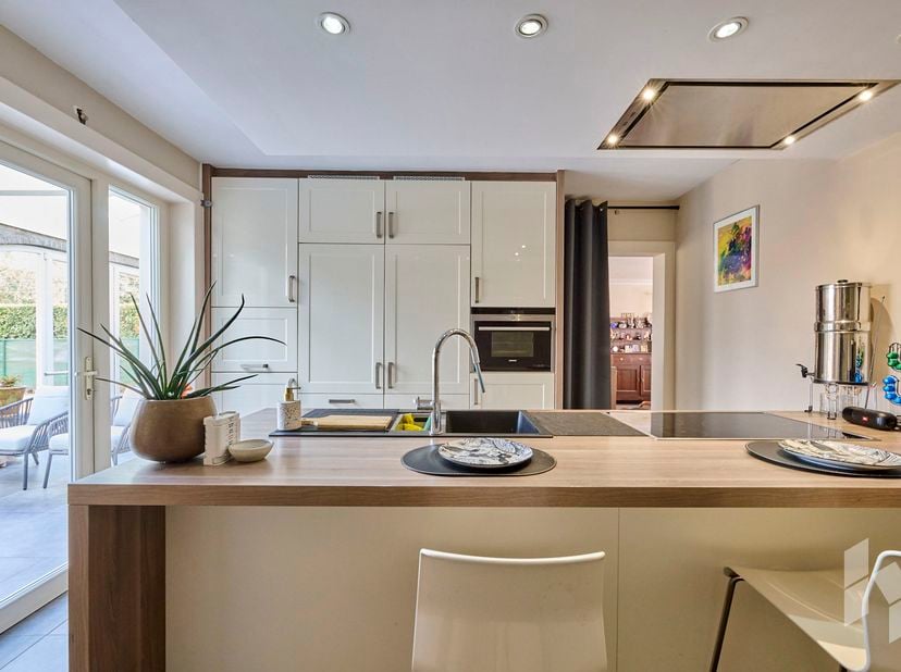 Landelijke woning met een lichtrijke woonkamer, 4 slaapkamers, een mooie veranda en inpandige garage op een perceel van 634 m².<br />
INDELING:<br />