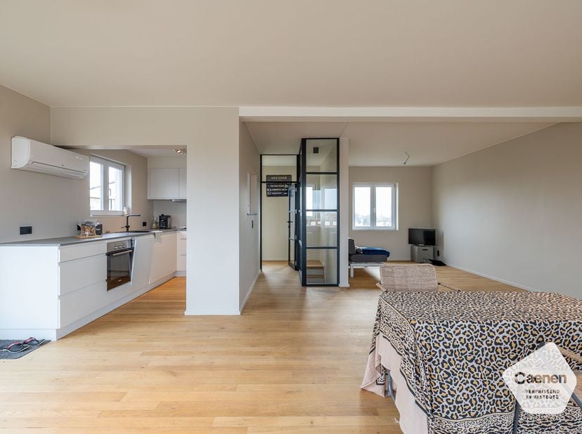 Ontdek dit uitzonderlijk duplexappartement die volledig en hoogwaardig werd gerenoveerd in 2022. Gelegen in een kleinschalig gebouw op een centrale li