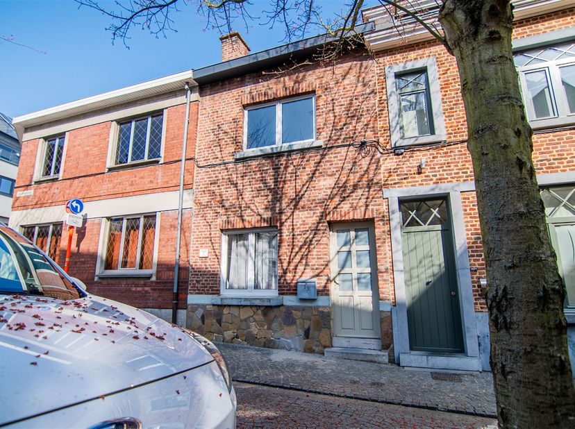Rijwoning met twee slaapkamers, in het centrum van Sint-Truiden.<br />
<br />
Vlakbij het stadspark van Sint-Truiden ligt deze rijwoning op het geze