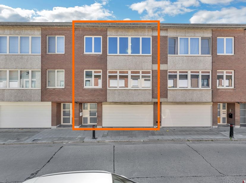 In de Toekomststraat 54 te Denderleeuw bieden wij u dit interessant appartementsgebouw aan, bestaande uit twee volledig gerenoveerde appartementen en