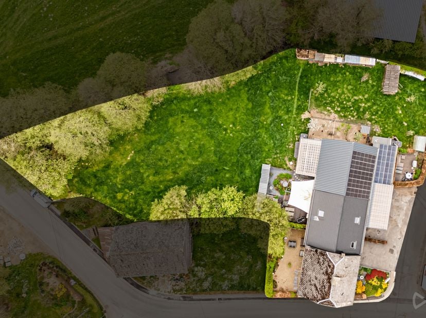 We Invest Malmedy vous présente cet ensemble immobilier aux multiples possibilités, situé dans le paisible hameau de Setz, à Saint-Vith, au cœur d'un