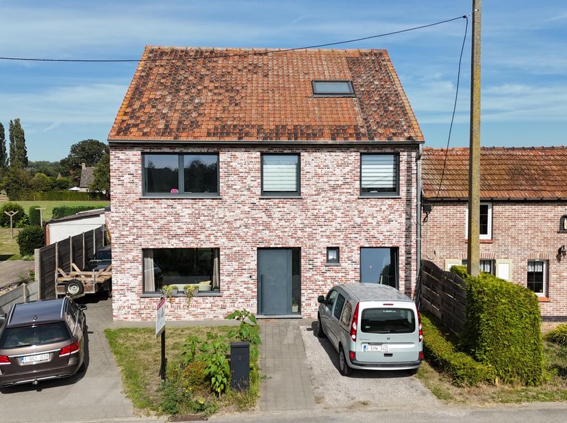 Op zoek naar ruimte, rust, comfort én energiezuinig wonen? Dan is deze prachtige halfopen bebouwing beslist iets voor u!<br />
<br />
Deze moderne en