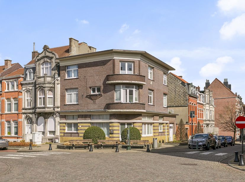 Situé le long d’une des plus belles avenues de Renaix, cet immeuble de caractère se compose de trois appartements spacieux et lumineux.<br />
Ancien c