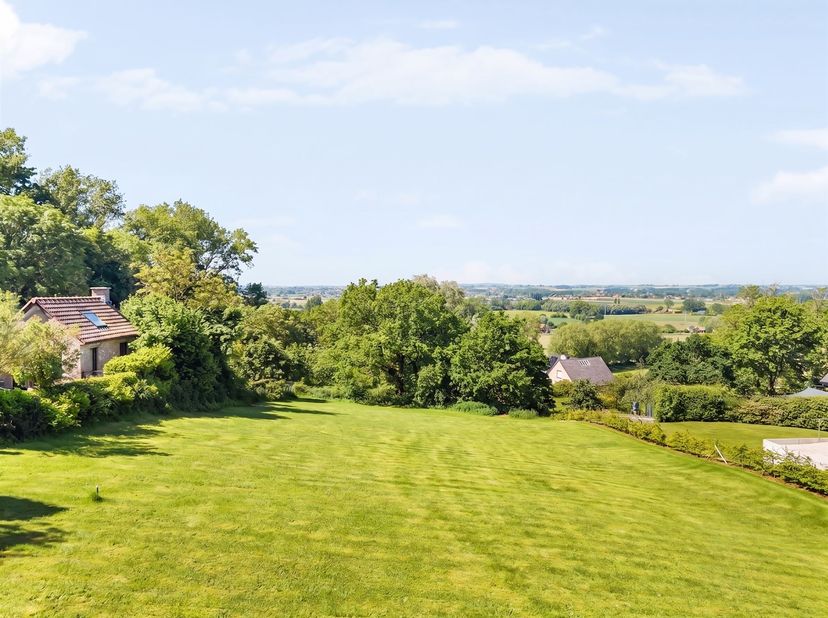 Ce magnifique terrain à bâtir de 2 157 m² bénéficie d'un emplacement exceptionnel, dans l'une des plus belles rues de Renaix, près du Muziekbos, et of