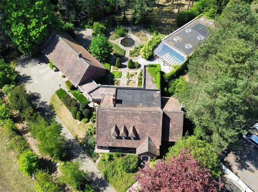 Omgeven door groen en rust treffen we deze vrijstaande villa op een perceel van ca. 6.680 m². De woning beschikt over een royale bewoonbare opp. en 2