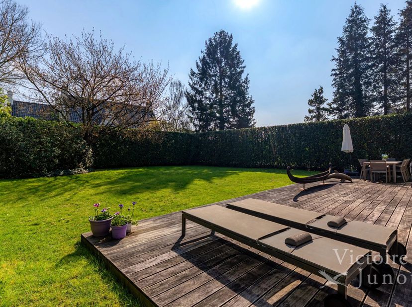 Victoire Junot heeft het genoegen u deze elegante, lichtrijke villa voor te stellen, ideaal gelegen in een van de meest gegeerde wijken van Ukkel. Gel