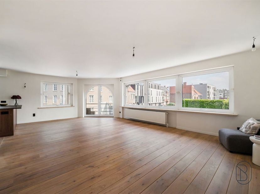 Bent u op zoek naar een stijlvol en luxueus afgewerkt appartement op een absolute toplocatie in het centrum van Waregem?<br />
Dit exclusief gerenovee