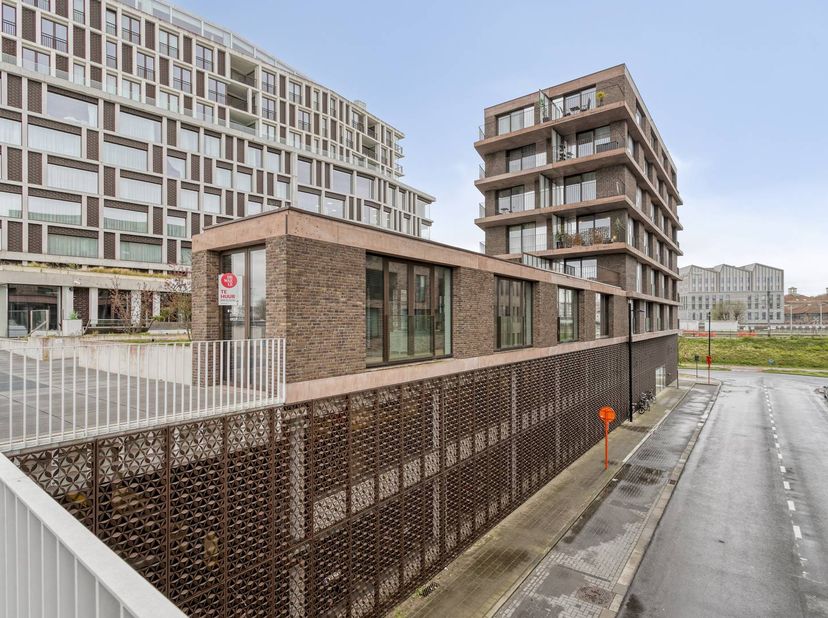 Vous recherchez un bureau stratégique à louer à Bruges ? Cette unité d'environ 204 m² est située près de la promenade près du parking. C'est l'endroit
