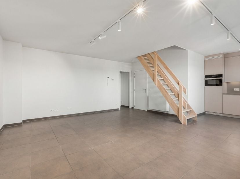 À louer  Centre de Sint-Idesbald Appartement spacieux et non meublé à louer à lannée, situé à 250 m de la mer et à proximité immédiate des commerces e
