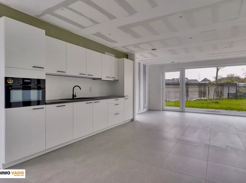 In een rustige buurt, nabij het centrum van Munsterbilzen, bevindt zich deze ruime en instapklare BEN-woning met een praktische indeling.<br />
De ope