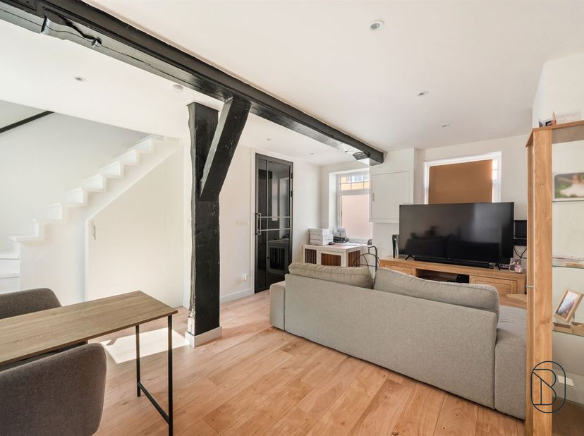 Op zoek naar een gezellige woning met een praktische indeling? Deze knusse woning beschikt over een bewoonbare oppervlakte van ca. 90 m² en omvat een