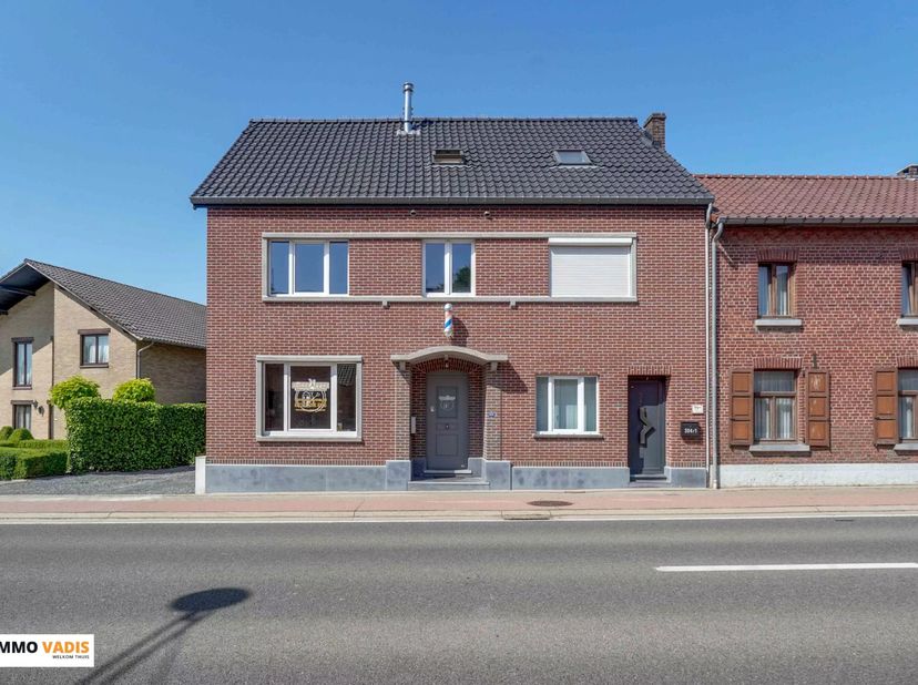 Deze karaktervolle tweewoonst met afzonderlijke toegangen, een ruime oprit en tuin bevindt zich op een perceel van 7a 62ca. Maastrichterstraat 304, Bi