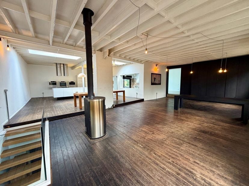 Uitzonderlijk ruime loftwoning met een totale oppervlakte van maar liefst 408 m², 4 slaapkamers, 2 badkamers en prachtige tuin van ca. 8 are, rustig g