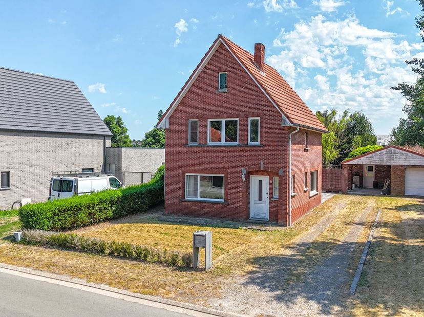 Deze ruime open bebouwing is gelegen op een groot perceel van maar liefst 12 are, in het centrum van Eksel. De woning combineert een rustige ligging m