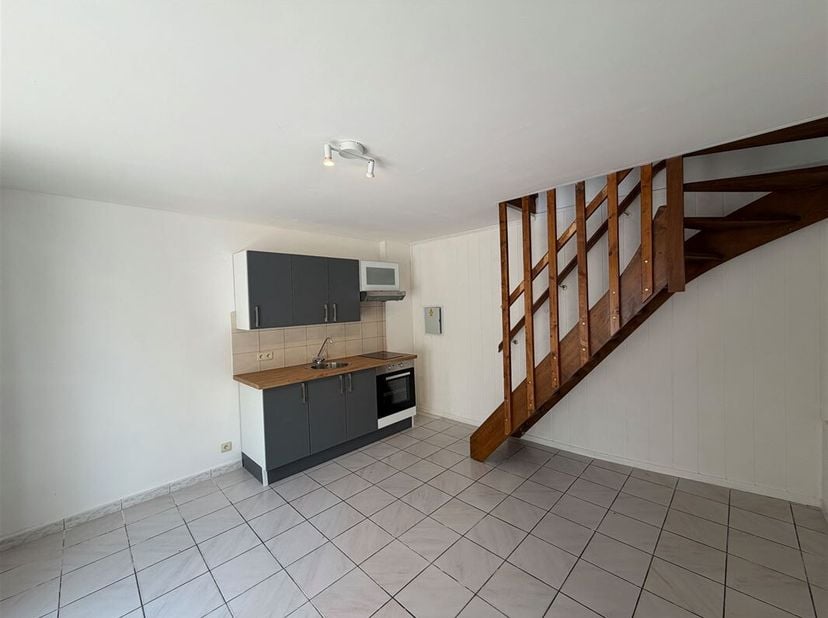 Superbe appartement d'une chambre, récemment rénové, sis en plein coeur de Mons.<br />
Situation idéale : à 2 pas de la gare et de la Grand-Place de M