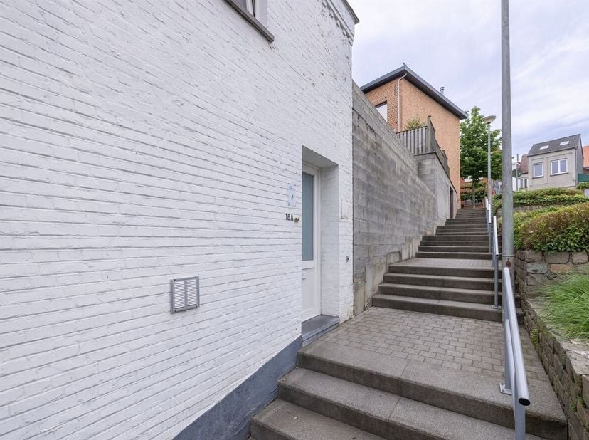 Duplexappartement met 2 slaapkamers. Gelegen te centrum Scherpenheuvel met winkels en openbaar vervoer op wandelafstand. <br />
U betreedt het apparte