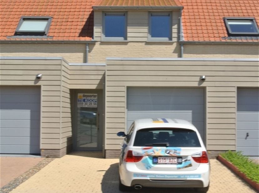 Ongemeubelde rijwoning.  Indeling : woonkamer met open keuken, berging, apart toilet, garage, private parking voor garage,  3 slaapkamers ( 1 grote en