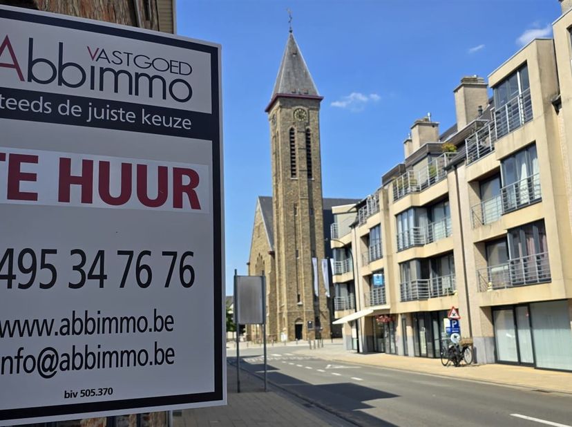 Moderne studio gelegen in het centrum van Oostrozebeke. Nieuwe keuken met ontbijthoek, De leef- en eetruimte met slaapgelegenheid. Douchekamer met inl