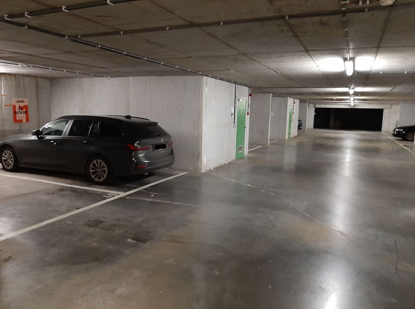 Net buiten centrum Gent aan het Bellevue park te Ledeberg vinden we op verdieping -2 deze overdekte  autostaanplaats terug.<br />
De autostaanplaats b