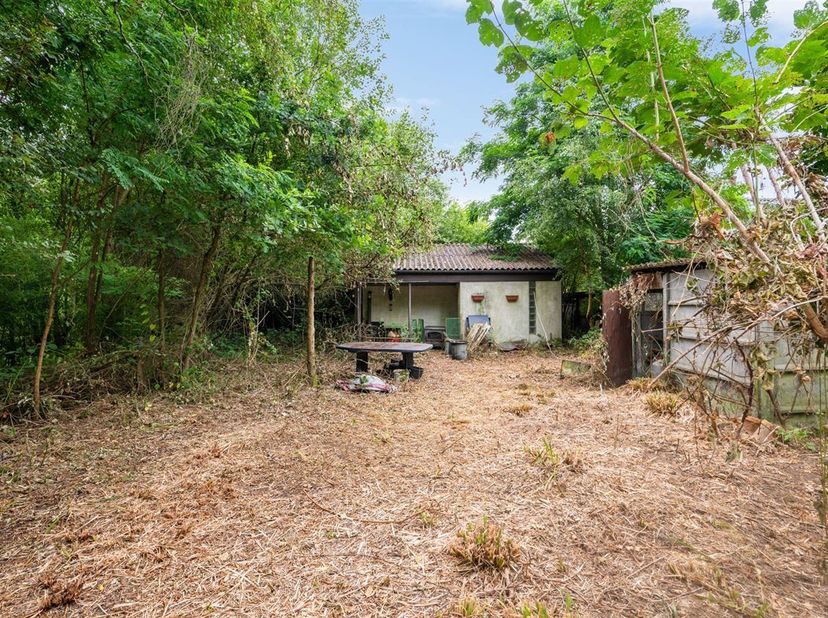 Chalet op groen perceel van 947 m² in Herselt<br />
Locatie:<br />
Dit perceel is rustig gelegen in Worfkes te Herselt, midden in een groene en bosrij