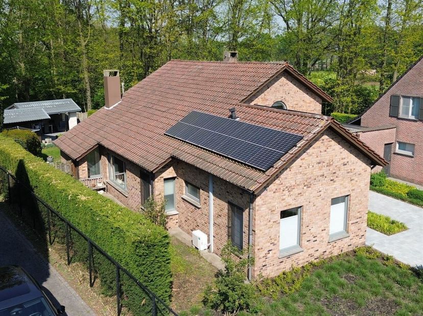 Instapklare energiezuinige woning met 3 slaapkamers en inpandige garage, op een mooie rustige ligging<br />
Richtprijs: 589.000 euro <br />
Via de ink