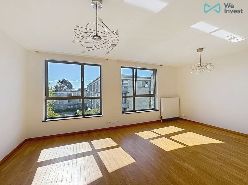 Tél : 0456 87 27 16 / E-mail : juliana.t@weinvest.be<br />
We Invest stelt u met trots dit goed onderhouden appartement met 1 slaapkamer voor, ideaal