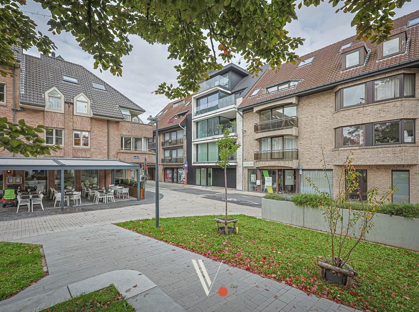 PLAN UW BEZOEK IN VIA WWW.VANTHUYNEVASTGOED.BE!&amp;nbsp;<br />
<br />
Vanuit dit centraal gelegen en perfect onderhouden appartement ligt alles binnen ha