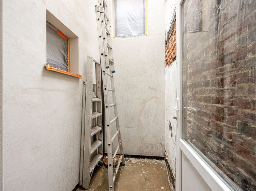 Midden in het hart van de stad, ligt deze pas vernieuwde woning met wit geschilderde voorgevel en hoge plafonds. Zowel de technieken (elektriciteit en