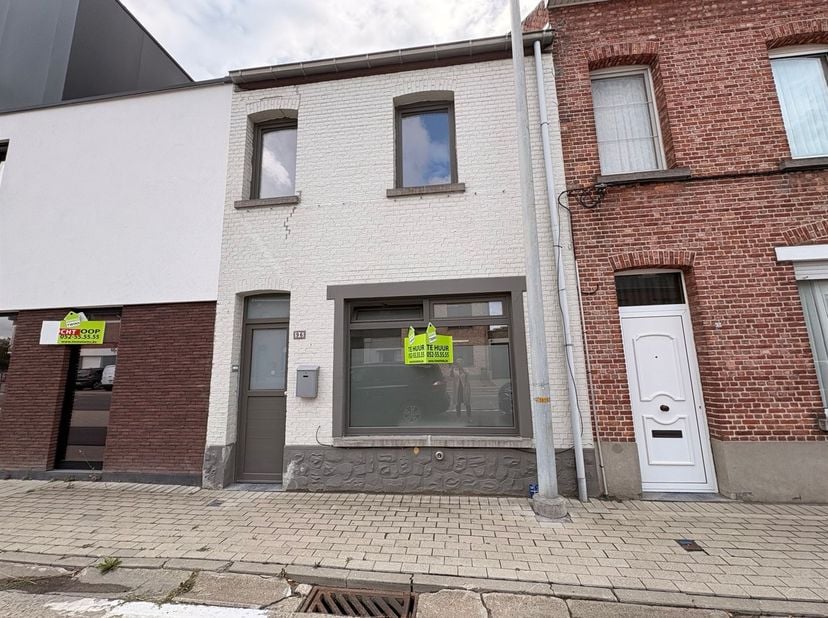 GEZELLIGE, GERENOVEERDE WONING IN HET CENTRUM VAN GREMBERGEN<br />
Bent u op zoek naar een gezellige en instapklare woning met een aangename tuin, ce