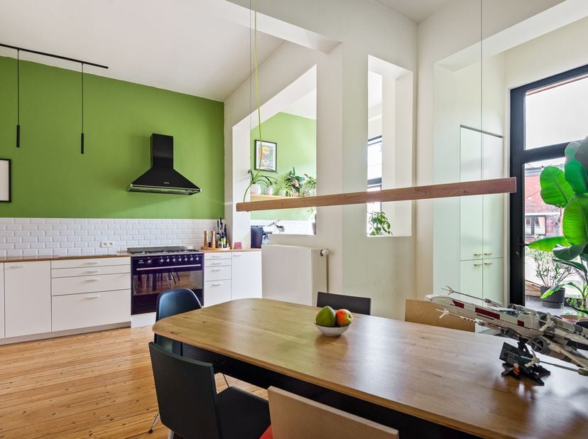 Bent u op zoek naar een veelzijdig pand waar wonen en werken perfect gecombineerd kunnen worden? Dan is dit prachtig gerenoveerde eigendom in de Jan P