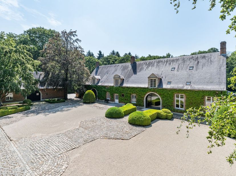 Te midden van een prachtig aangelegd privédomein van ca. 15 hectare bevindt zich deze uitzonderlijke en exclusieve villa, ontworpen in 1976 door archi