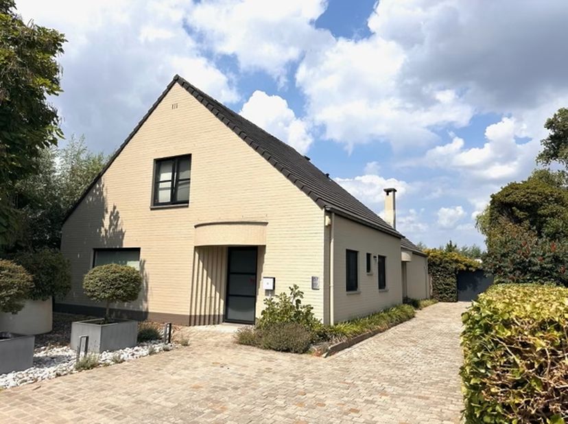 In Nieuwerkerken (Aalst) (aan de grens met Mere en Haaltert) bevindt zich deze bijzonder verzorgde en tijdloze villa uit 1992, gelegen op een perceel