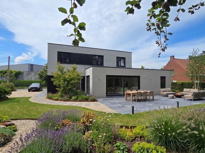 In een rustige, groene straat te Wielsbeke vindt u deze prachtige vrijstaande nieuwbouwwoning, opgetrokken volgens de recentste BEN-normen (Bijna Ener