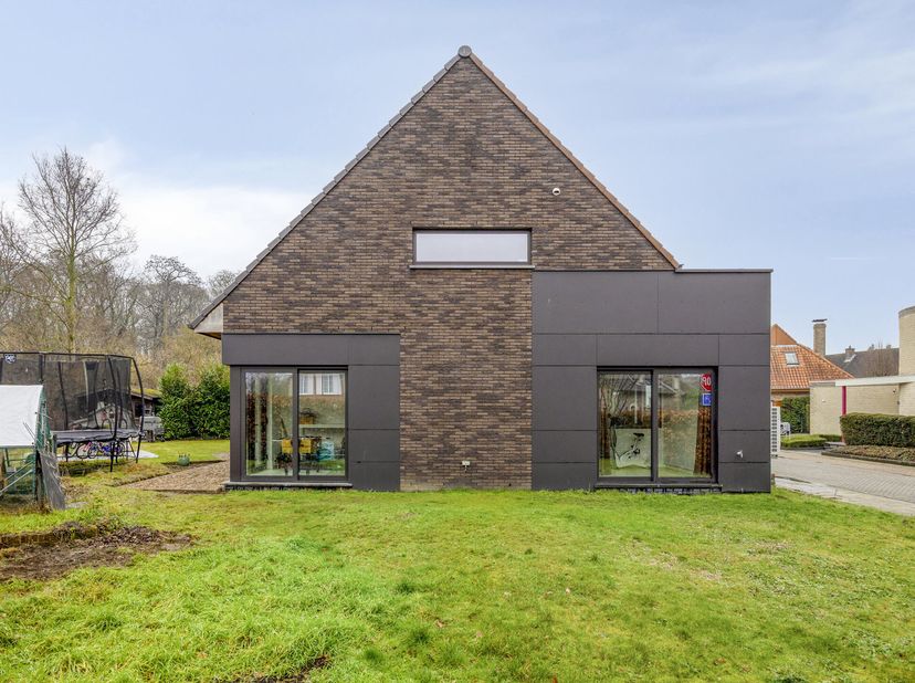 Unieke open bebouwing nabij het centrum van Hofstade<br />
Ontdek deze unieke open bebouwing, gelegen in een rustige straat nabij het centrum van Hofs