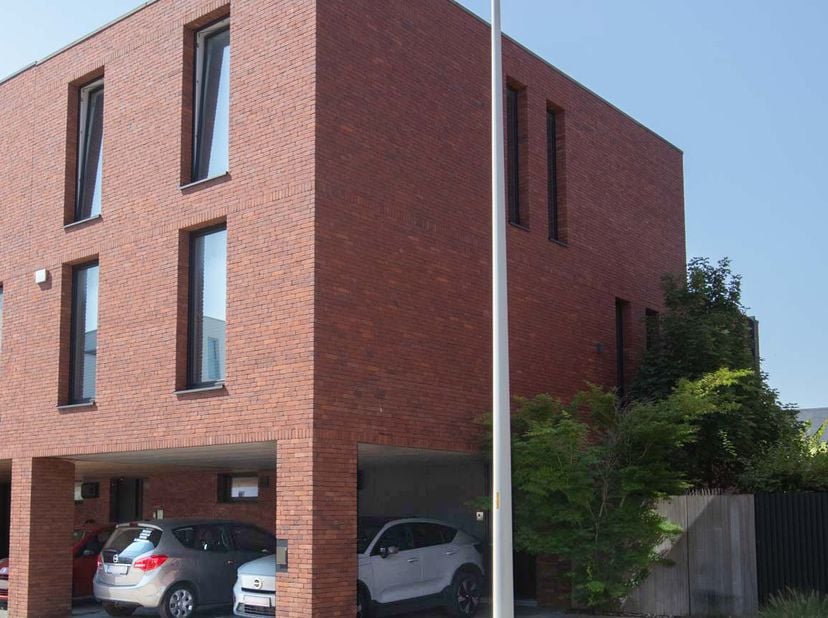 LICHTE EN RUIME WONING MET 5 SLAAPKAMERS -<br />
Deze recente halfopen woning uit 2017 verrast door haar ruimte, overvloed aan daglicht en bijzondere
