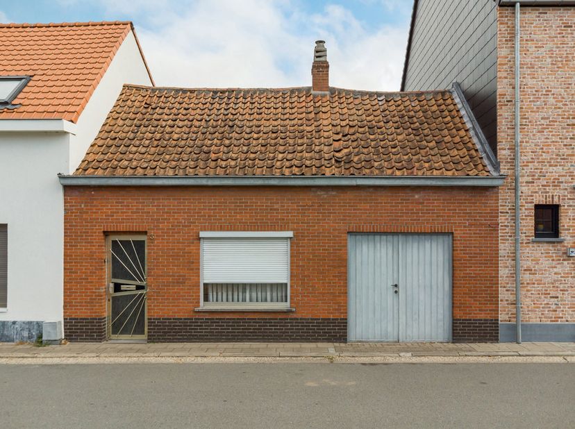 Op zoek naar een betaalbare bouwgrond voor een nieuwbouwproject? Dan is deze eigendom in De Klinge een interessante opportuniteit. De bestaande woning