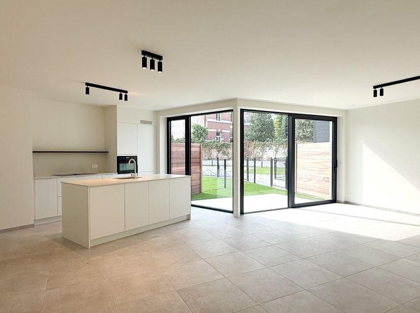 Ontdek dit moderne gelijkvloers appartement, waar comfort, licht en energiezuinig wonen perfect samenkomen.<br />
Indeling: ruime woonkamer met open k