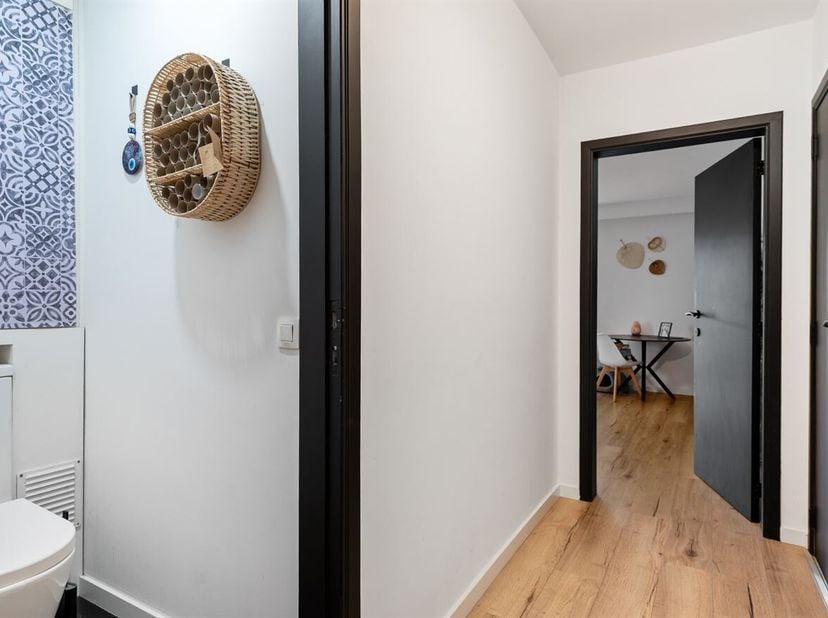 Ligging: Dit verzorgd gelijkvloers appartement is rustig gelegen, met winkels, scholen, openbaar vervoer en belangrijke invalswegen op korte afstand.