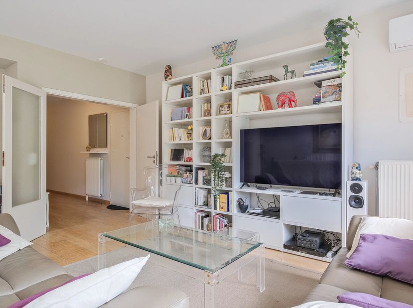 Avenue Winston Churchill, à proximité de la rue Vanderkindere, magnifique appartement d'une superficie totale de ± 151 m² bruts (selon PEB). Il se com