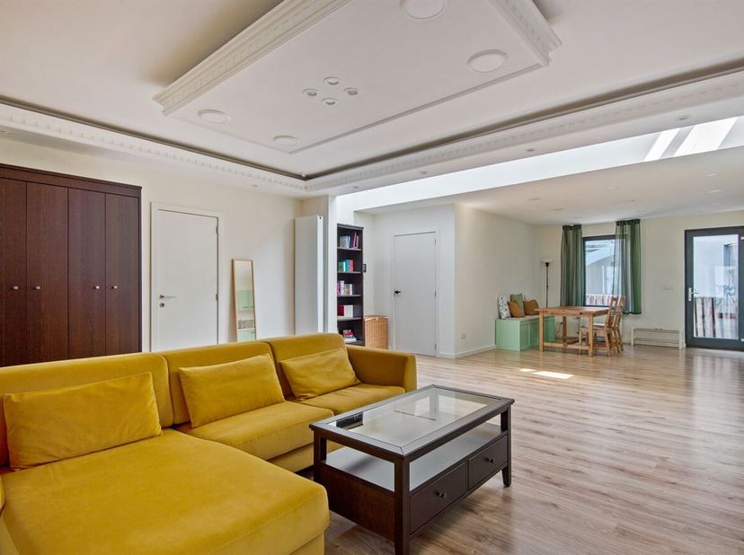 Instapklaar gelijkvloersappartement met terras en twee staanplaatsen<br />
Dit instapklare gelijkvloersappartement geniet van een gunstige ligging met