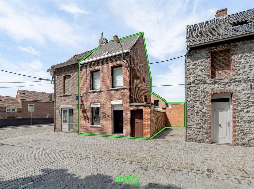Située à Antoing, cette maison 3 façades offre une belle surface habitable denviron 235 m², répartie sur plusieurs niveaux et proposant de nombreuses