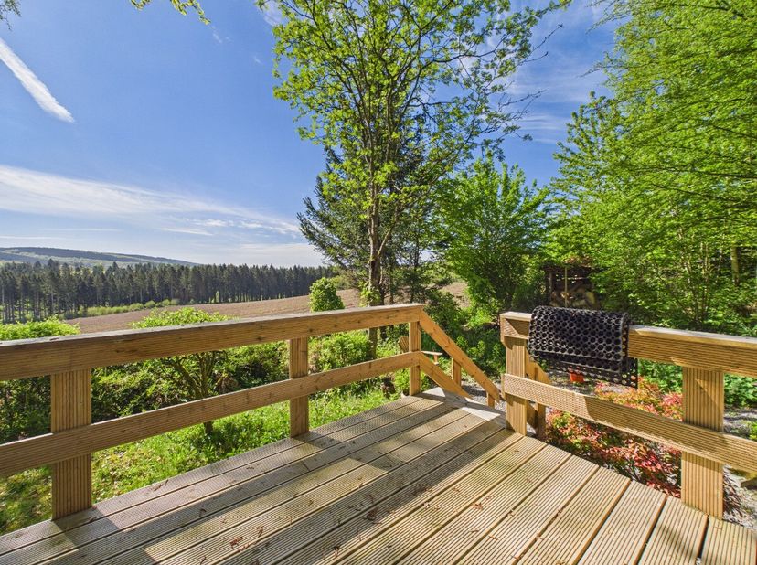 Lagence ERA B-LUX a le plaisir de vous présenter ce superbe chalet situé à Beffe, dans la commune de Rendeux.Implanté sur un terrain boisé de 689 m²,