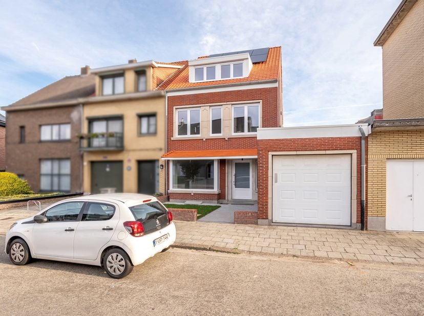 Huurprijs: 1.600 EUR per maand<br />
Kosten plaatsbeschrijving zijn 50/50 te delen door huurder en verhuurder<br />
Huurwaarborg = 3 maanden huur<br /