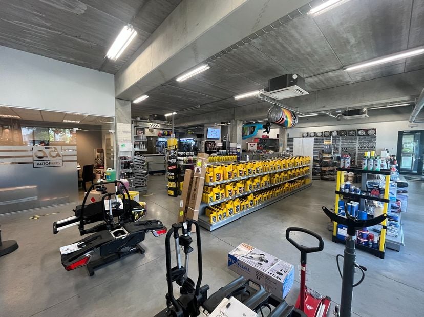 COMMERCIEEL BEDRIJFSGEBOUW MET SHOWROOM EN BEDRIJFSHAL OP TOPLOCATIE LANGS DE DIEPENBEKERWEG<br />
Dit commercieel bedrijfsgebouw (1.398m²) is uitstek