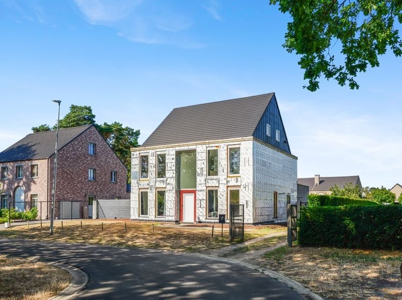 Een woning met uitzonderlijke afmetingen, bijzonder veel mogelijkheden en nog ruimte om uw eigen stempel te drukken.<br />
In de rustige Pepermuntstra