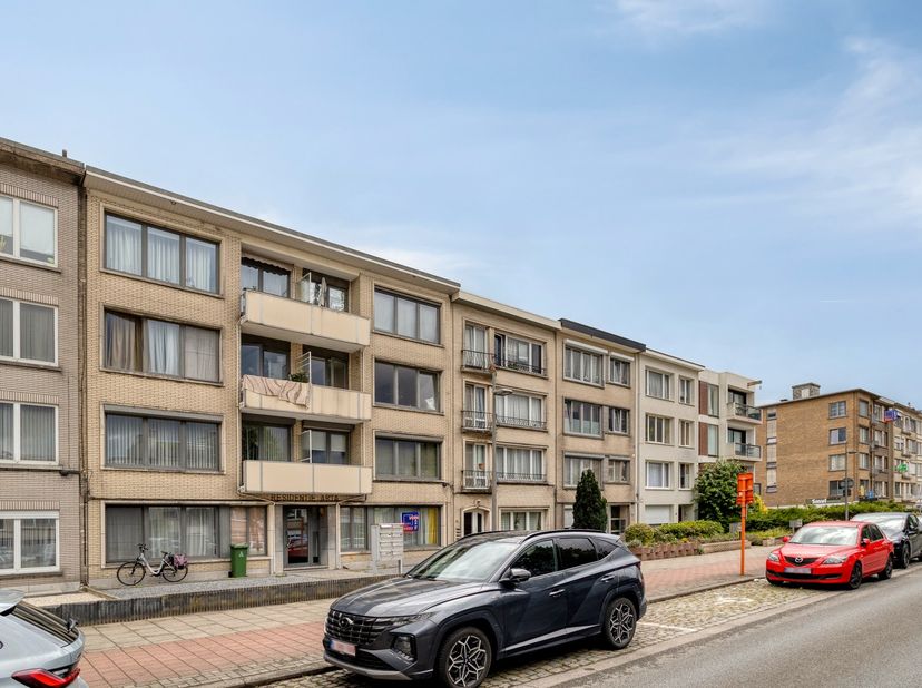 Op de derde verdieping van een verzorgd gebouw aan de Ruggeveldlaan 678 te Deurne bevindt zich dit volledig gerenoveerde appartement, afgewerkt met oo